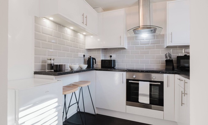 Cheltenham House | Corner House - Bright 2BD in Cheltenham