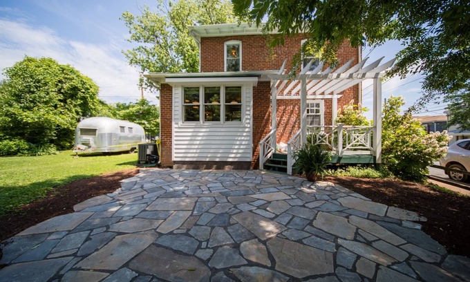 North Downtown House | Corner House | Stylish Belmont Home, Walk to Downtown Mall