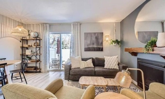 Louisville House | Corner Unit 2 BDR/2.5 BA Lafayette Townhome