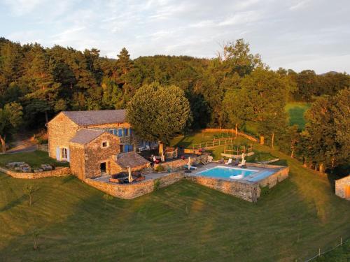 Saint-Etienne-Lardeyrol Bed & Breakfast | Corps de ferme rénové avec piscine et terrasses paisibles, à 1h30 de Lyon - FR-1-582-396
