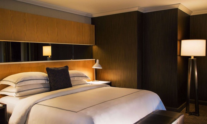 Downtown Toronto Hotel | Cosmopolitan Charm: Fine Dining, City Proximity, and Luxury Accommodations
