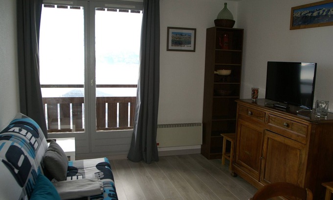 Prapoutel Apartment | Cosy 2-bedroom apartment with balcony, equipped kitchen, pet-friendly