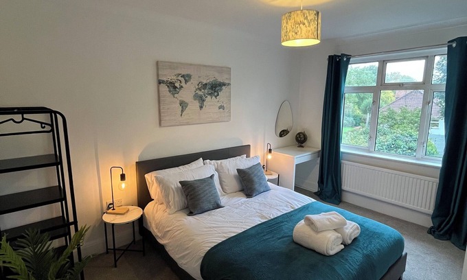 Wraysbury Apartment | Cosy 2 Bed Maisonette near Heathrow & Windsor