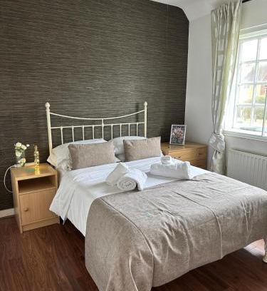 Garden Suburb Apartment | Cosy 2-Bed Retreat in Hampstead