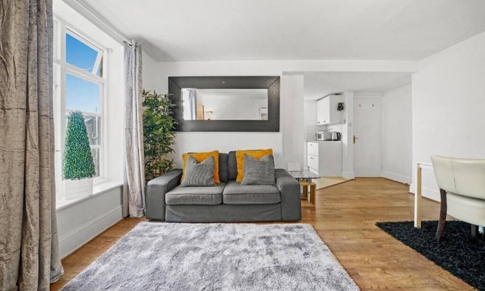 Canning Town South Apartment | Cosy 2 Bedroom Flat in Canning Town London Excel with Free Parking