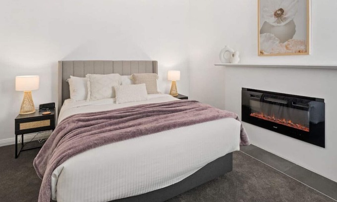 Wendouree House | Cosy 2-Bedroom Hideaway-close to Ballarat stadiums
