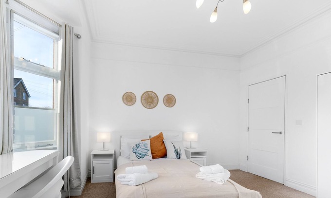 Datchet Apartment | Cosy 2 Bedroom Home with FREE Parking & WiFi Near Windsor Slough & Heathrow