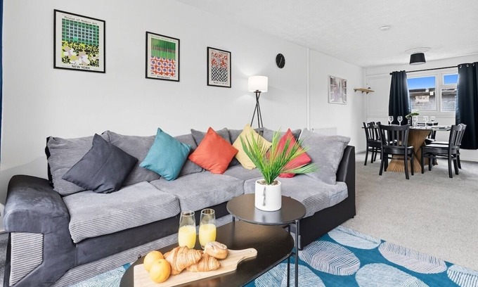 Warrington House | Cosy 3-Bed Home near Birchwood Business Park