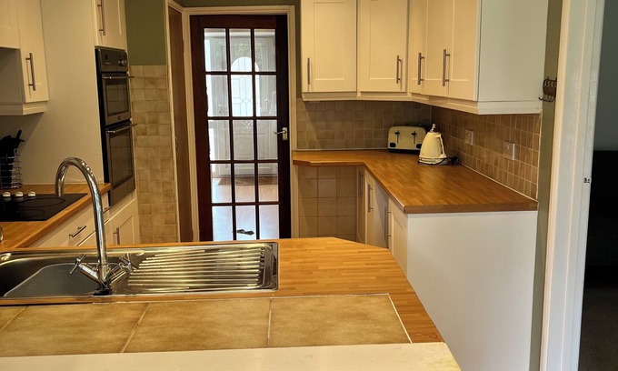 Kidlington House | Cosy 3 Bed House, Kidlington, Oxford, Blenheim, Cotswold With Private Parking