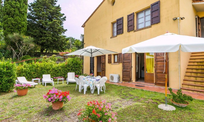 Castellina Marittima Apartment | Cosy apartment for 17 people with WIFI, pool, A/C, TV, patio, pets allowed and panoramic view