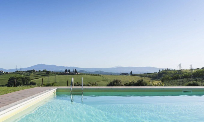 Castiglione del Lago House | Cosy apartment in villa for 18 guests with A/C, WIFI, hot tub, pool, TV, patio and pets allowed