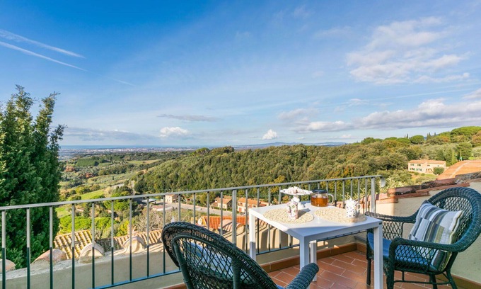 Casale Marittimo Apartment | Cosy apartment for 2 guests with WIFI, terrace and pets allowed