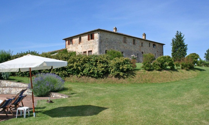 Monteroni d'Arbia Apartment | Cosy apartment for 6 guests with WIFI, pool, patio and panoramic view, close to Siena
