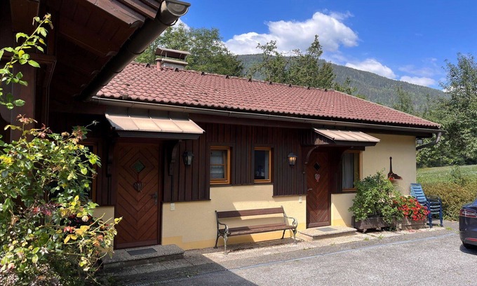 Treffen Villa | Cosy apartment in villa for 4 guests with WIFI, TV, terrace and pets allowed
