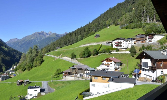 Landeck Apartment | Cosy apartment for 11 people with WIFI, TV and balcony