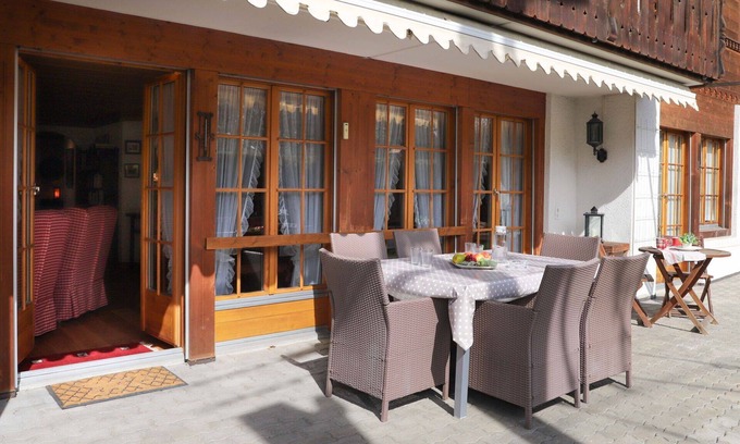 Saanen Apartment | Cosy apartment for 12 guests with WIFI, TV and terrace