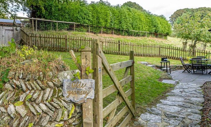 Fivelanes Apartment | Cosy apartment for 2 guests with WIFI, hot tub, TV, patio and pets allowed