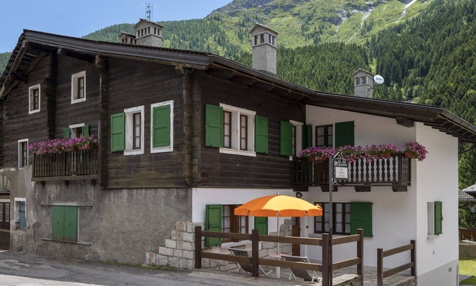 Macugnaga Apartment | Cosy apartment for 2 guests with TV, pets allowed and panoramic view