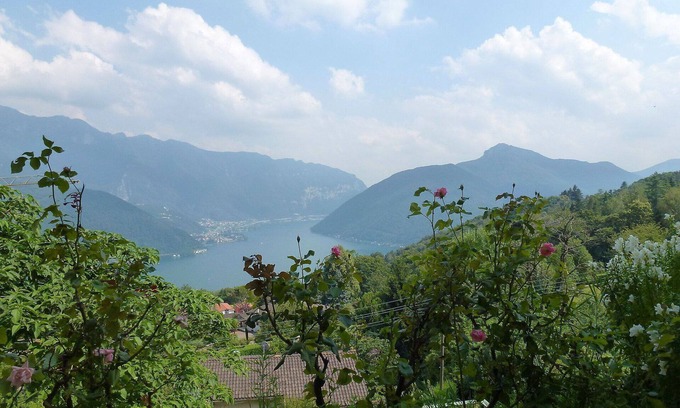 Carona Apartment | Cosy apartment for 3 people with WIFI, TV, patio, pets allowed and panoramic view