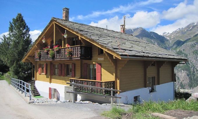Graechen Apartment | Cosy apartment for 4 guests with WIFI, TV, patio and pets allowed