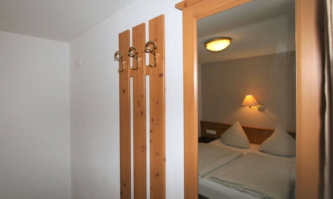 Stummerberg Apartment | Cosy apartment for 4 guests with WIFI, pool, TV, balcony and pets allowed