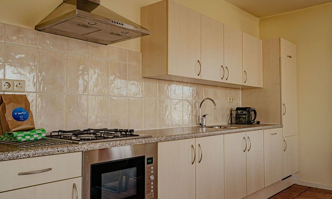 Municipality of Uitgeest Apartment | Cosy apartment for 4 guests with WIFI, TV, terrace and pets allowed