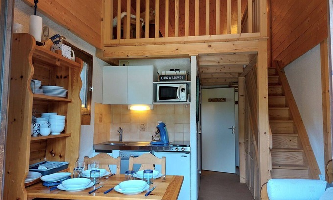 Demi-Quartier Apartment | Cosy apartment for 4 people with TV and balcony