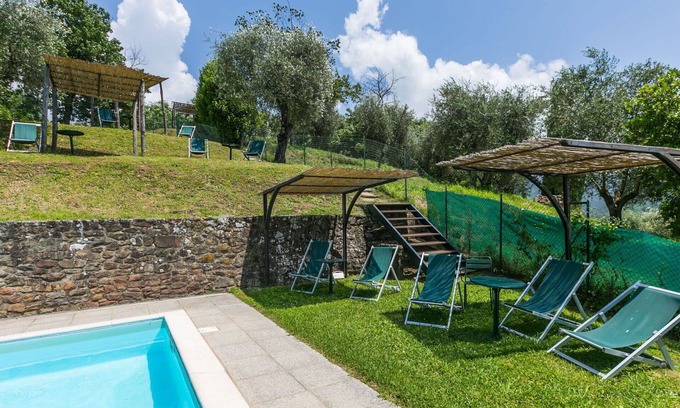 Pescia Apartment | Cosy apartment for 4 people with pool, WIFI, patio and pets allowed