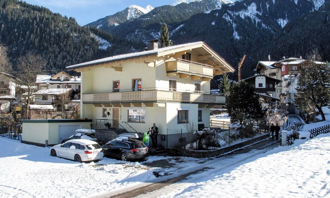 Mayrhofen Apartment | Cosy apartment for 5 guests with WIFI, TV, balcony and parking