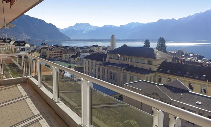 Montreux Apartment | Cosy apartment for 5 guests with WIFI, TV, balcony, pets allowed and panoramic view