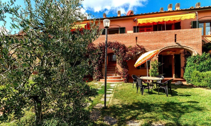 Sughera Apartment | Cosy apartment for 5 guests with A/C, WIFI, pool, TV and veranda, close to San Gimignano
