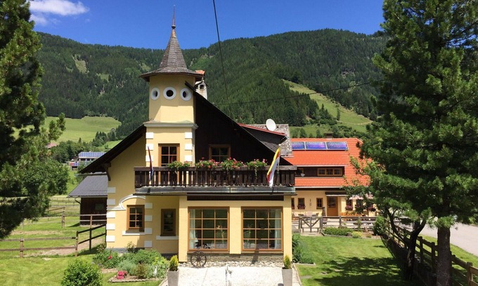 Gnesau Apartment | Cosy apartment for 5 guests with WIFI, hot tub, TV, patio and pets allowed