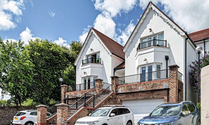 Tenby Apartment | Cosy apartment for 5 people with WIFI, pool, TV and balcony