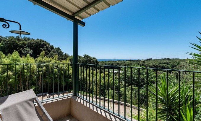 Cervione Apartment | Cosy apartment for 6 guests with A/C, WIFI, TV, patio, pets allowed and panoramic view