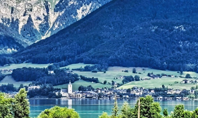 Strobl Apartment | Cosy apartment for 6 guests with WIFI, TV and terrace
