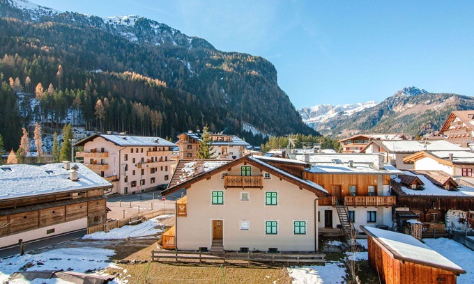 Canazei Apartment | Cosy apartment for 6 people with WIFI, TV, terrace and parking