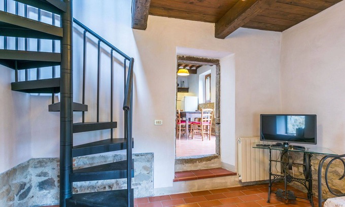 Pietrabuona Apartment | Cosy apartment for 6 people with WIFI, pool, TV, patio and pets allowed