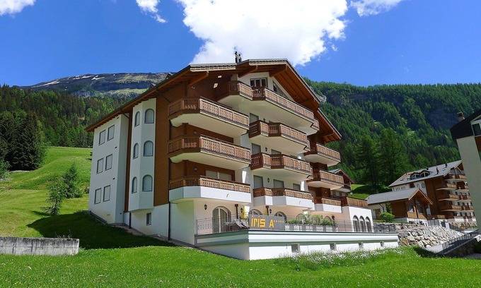 Leukerbad Apartment | Cosy apartment for 7 guests with WIFI, hot tub, TV and balcony