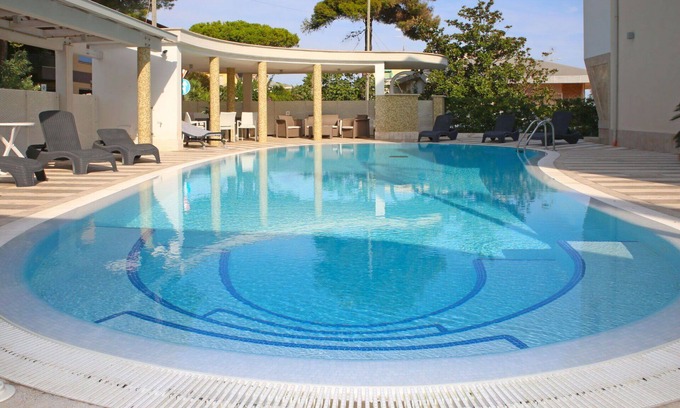 Terracina Apartment | Cosy apartment for 8 people with WIFI, pool, A/C, TV, balcony and pets allowed