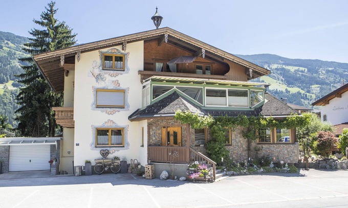 Aschau Im Zillertal Apartment | Cosy apartment for 6 guests with WIFI, TV, balcony and pets allowed