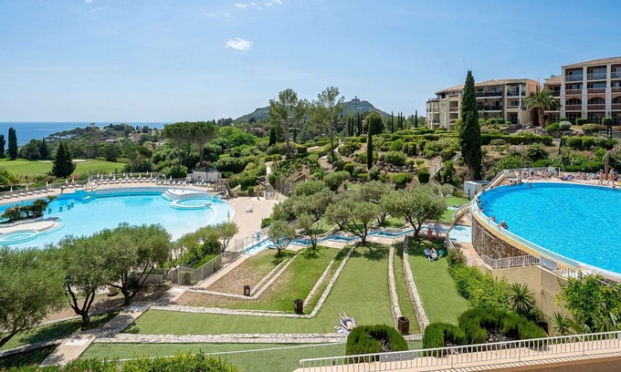 Cap Esterel Apartment | Cosy apartment for 6 people with A/C, pool, WIFI, TV and terrace