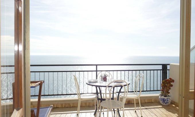 Ospedaletti Apartment | Cosy apartment for 6 guests with WIFI, A/C, TV and balcony