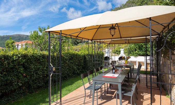 Pietrabruna Apartment | Cosy apartment for 6 people with WIFI, pool, TV, patio and panoramic view