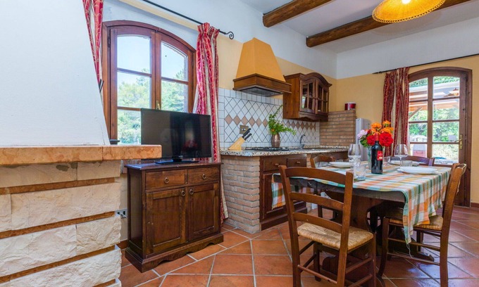 Riparbella Apartment | Cosy apartment for 4 people with WIFI, pool, A/C, TV, patio and parking