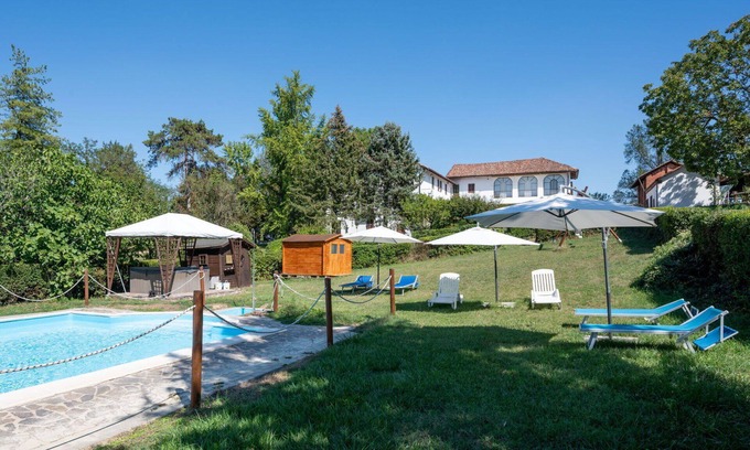 Azzano d'Asti Villa | Cosy apartment in villa for 6 guests with pool, A/C, WIFI, terrace and pets allowed