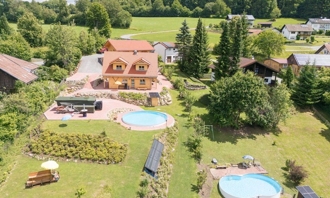 Oberkreuzberg House | Cosy apartment in villa for 6 guests with WIFI, pool, hot tub, TV and patio