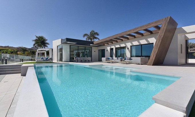 Salobre Villa | Cosy apartment in villa for 12 people with private pool, A/C, WIFI, TV, terrace and pets allowed