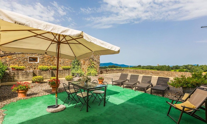 Sasso dʼOmbrone Villa | Cosy apartment in villa for 6 people with A/C, pool, WIFI and patio