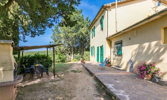 Follonica Villa | Cosy apartment in villa for 6 guests with pool, WIFI, TV, patio and pets allowed