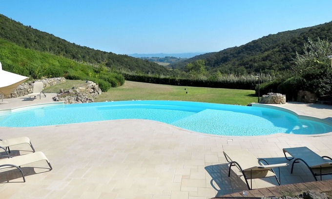 Gambassi Terme Villa | Cosy apartment in villa for 4 guests with pool, WIFI, TV, patio, pets allowed and parking